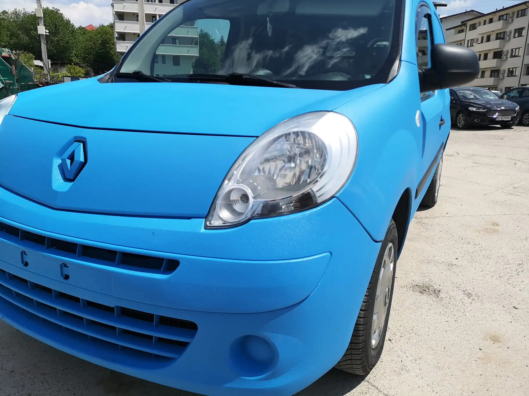 Custom Raptor Iasi - Proiect vopsire auto completă – Renault Kangoo, cu vopsea Raptor albastru